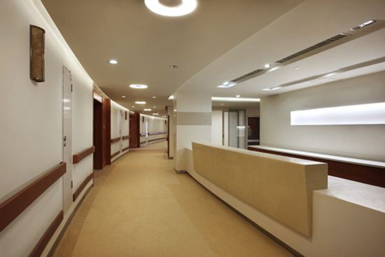 采用小黄片观看防火板装修的香港大学深圳医院廊道